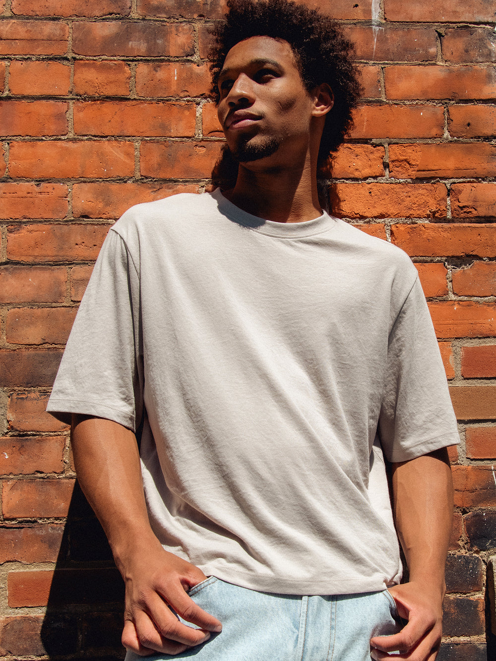 KOLBY SHORT CUT TEE - PEBBLE