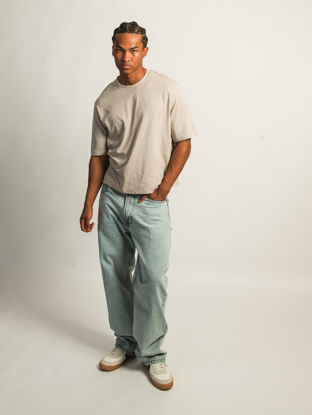 KOLBY SHORT CUT TEE - PEBBLE