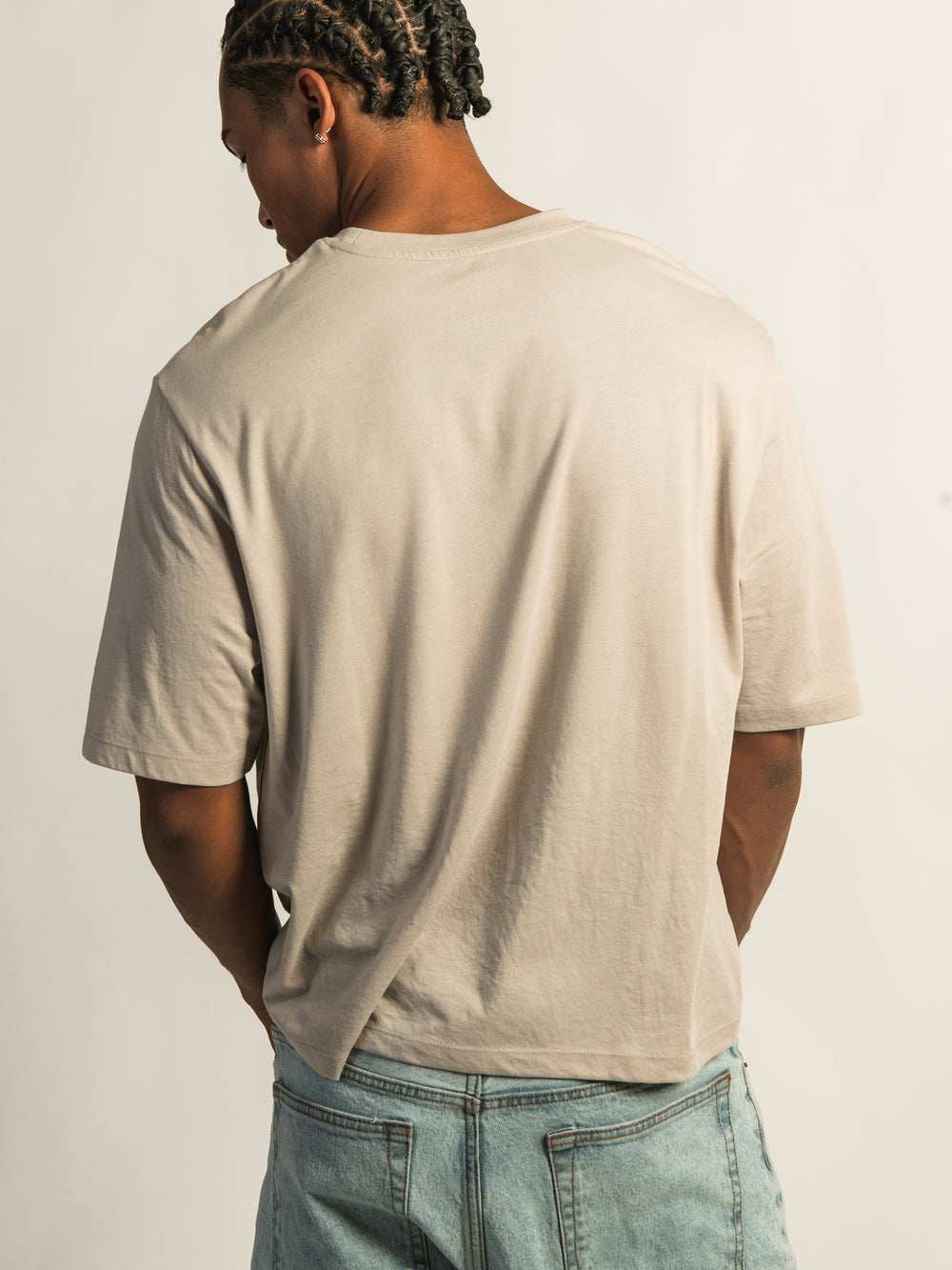 KOLBY SHORT CUT TEE - PEBBLE