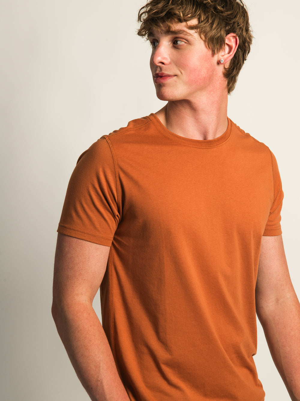 VICTOR CREWNECK - OCHRE