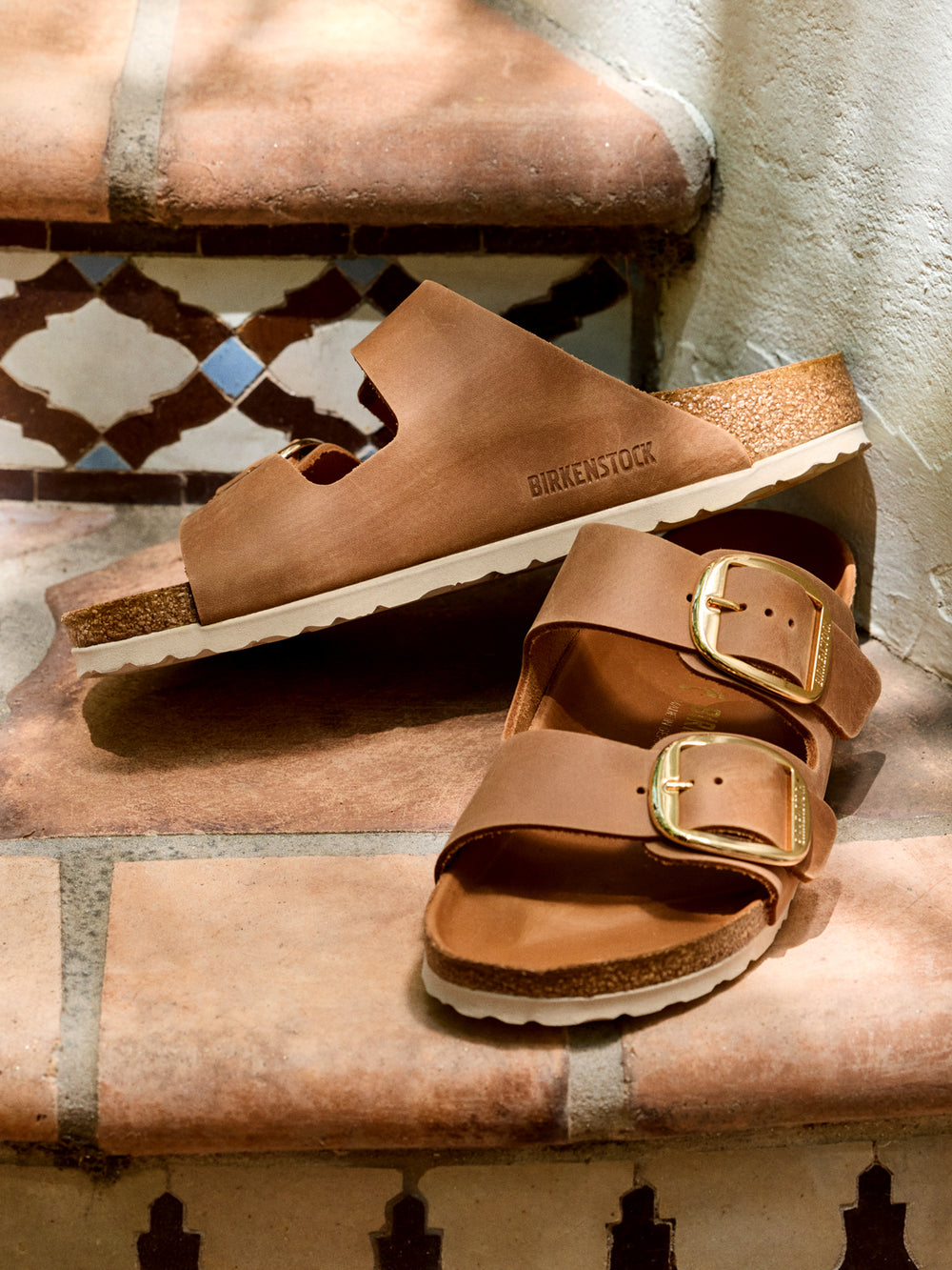 SANDALES EN CUIR HUILÉ À GRANDE BOUCLE BIRKENSTOCK ARIZONA POUR FEMMES - MOYEN/ÉTROIT - COGNAC