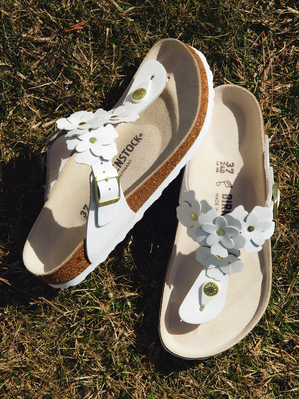 WOMENS BIRKENSTOCK GIZEH FLOWER LEATHER SANDALS - REGULAR - WHITE