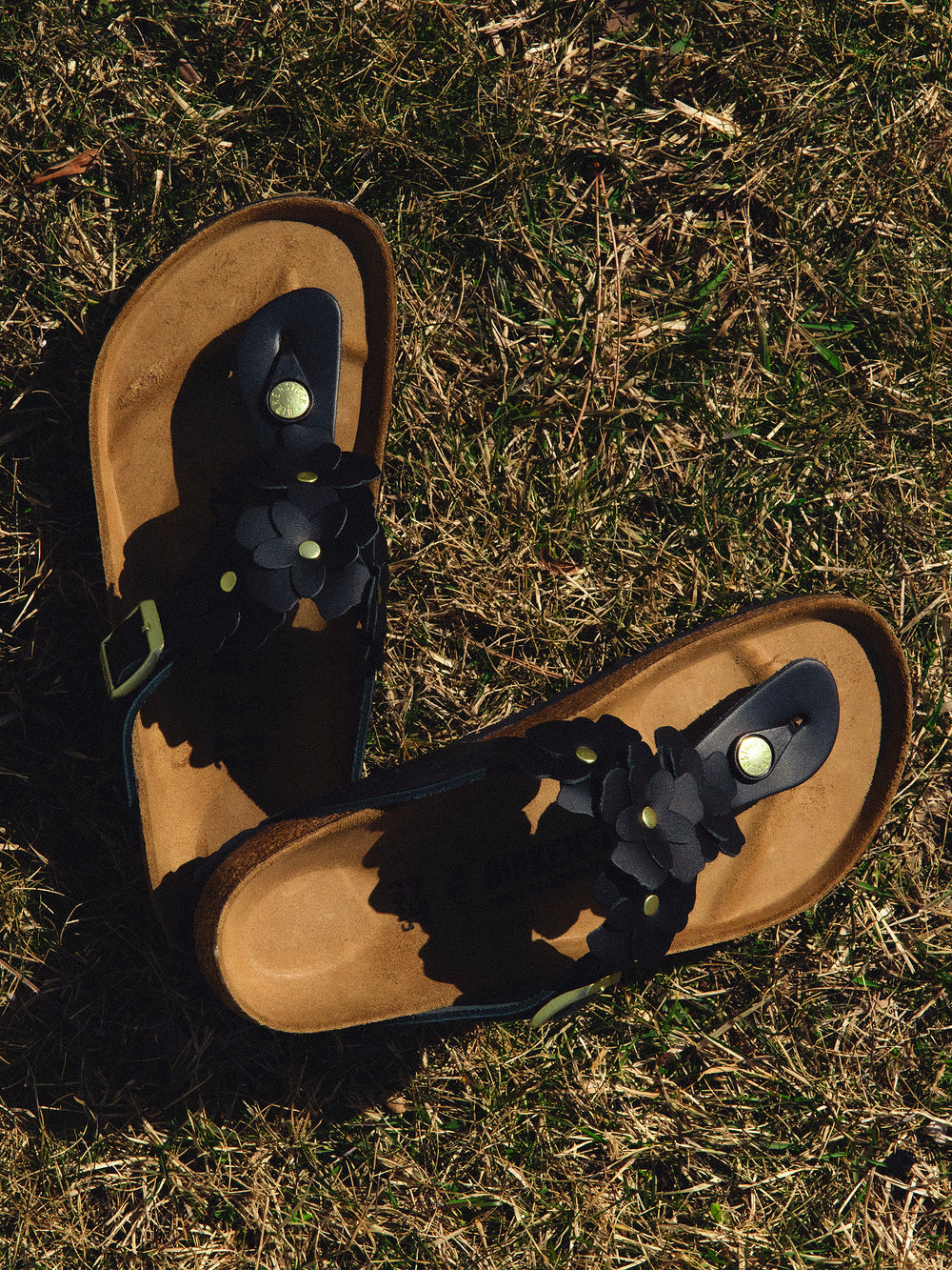 WOMENS BIRKENSTOCK GIZEH FLOWER LEATHER SANDALS - REGULAR - BLACK