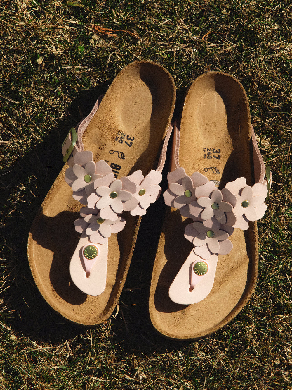 WOMENS BIRKENSTOCK GIZEH FLOWER LEATHER SANDALS - REGULAR - LIGHT ROSE