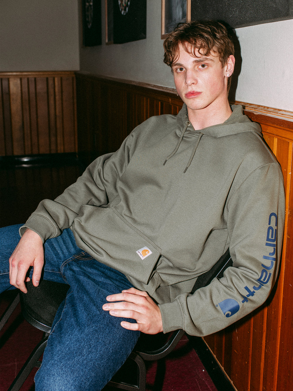 SWEAT À CAPUCHE CARHARTT LOGO SUR MANCHE