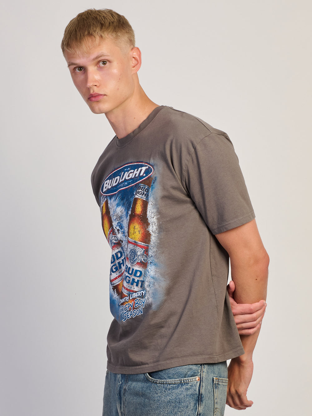COUNTRY LIBERTY COUNTRY LIBERTY BUD LIGHT CRISPY BOY BOTTLES T-SHIRT - Boathouse
