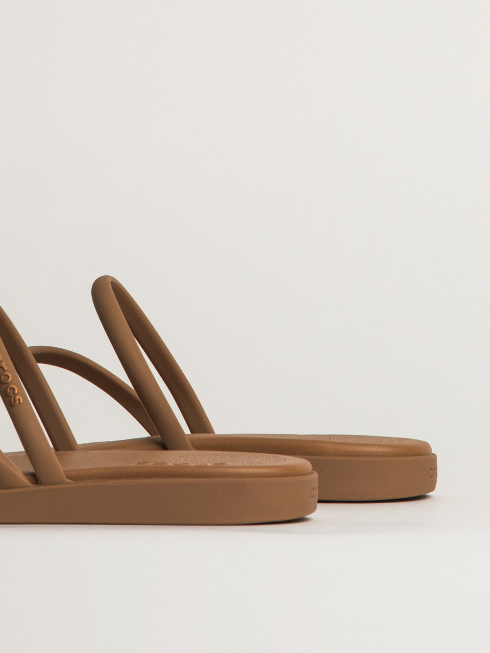 WOMENS CROCS MIAMI TOE LOOP SANDAL - CHOCOLATE