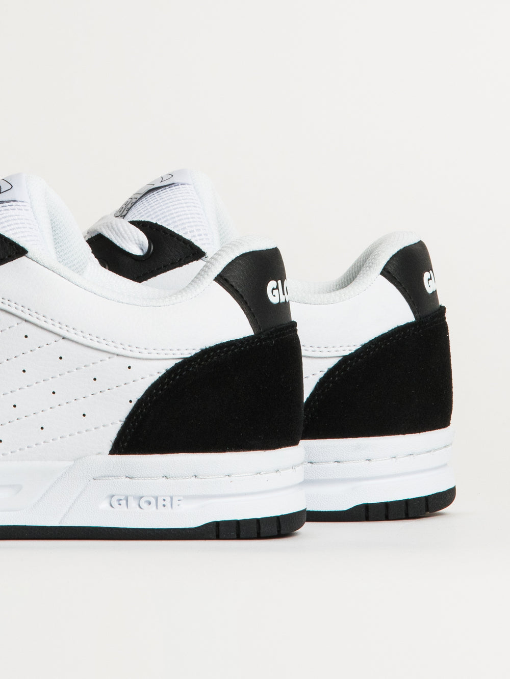 MENS GLOBE MOJO 2.0 SNEAKER - BLACK/WHITE