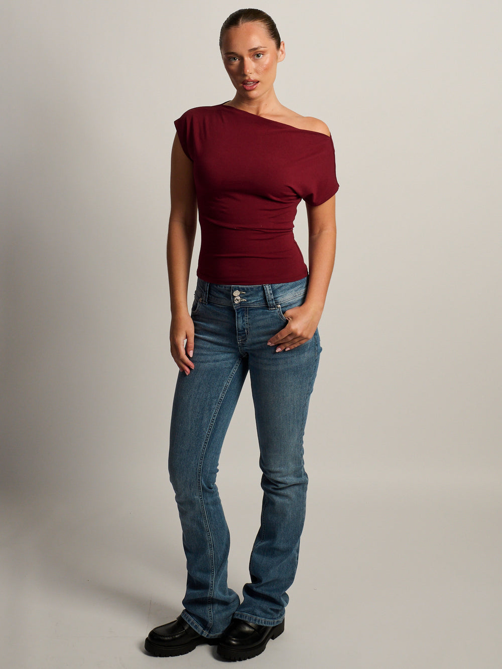 HARLOW SLOANE TEE - BURGUNDY