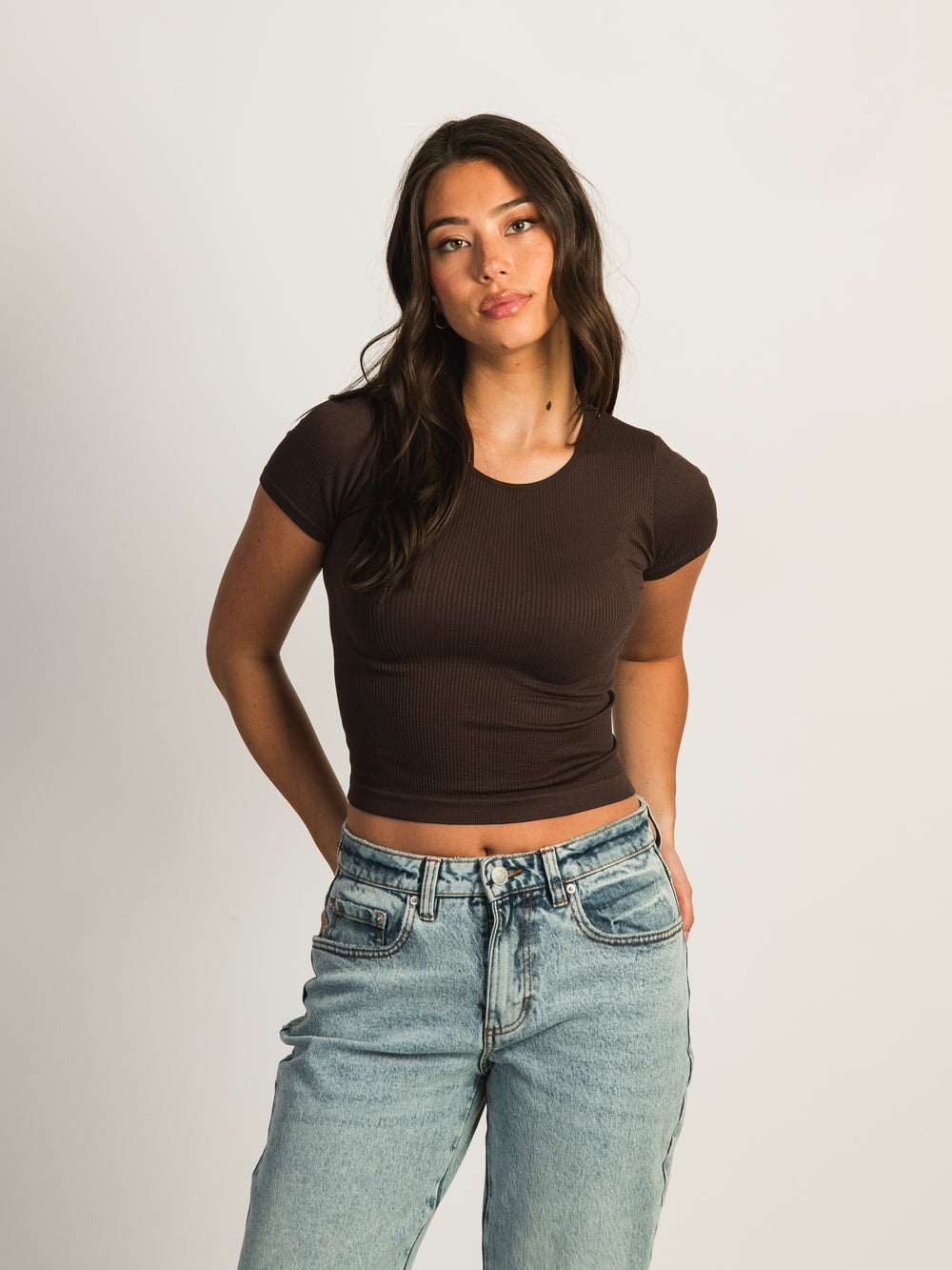 HARLOW RIBBED SEAMLESS TEE - CHOCOLATE - CLEARANCE