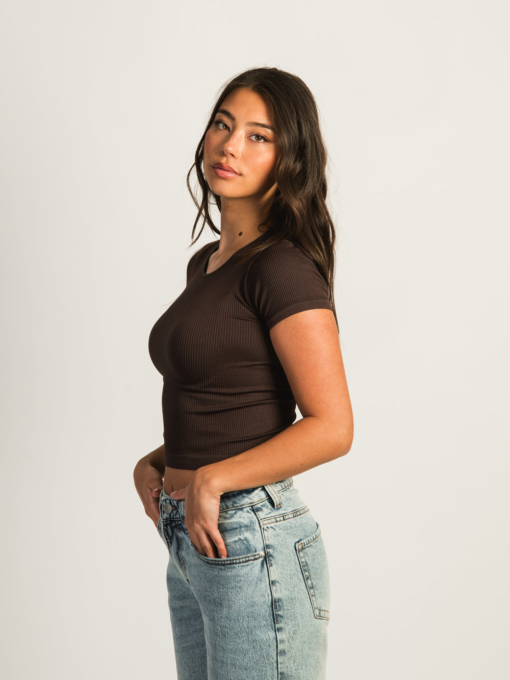 HARLOW RIBBED SEAMLESS TEE - CHOCOLATE - CLEARANCE