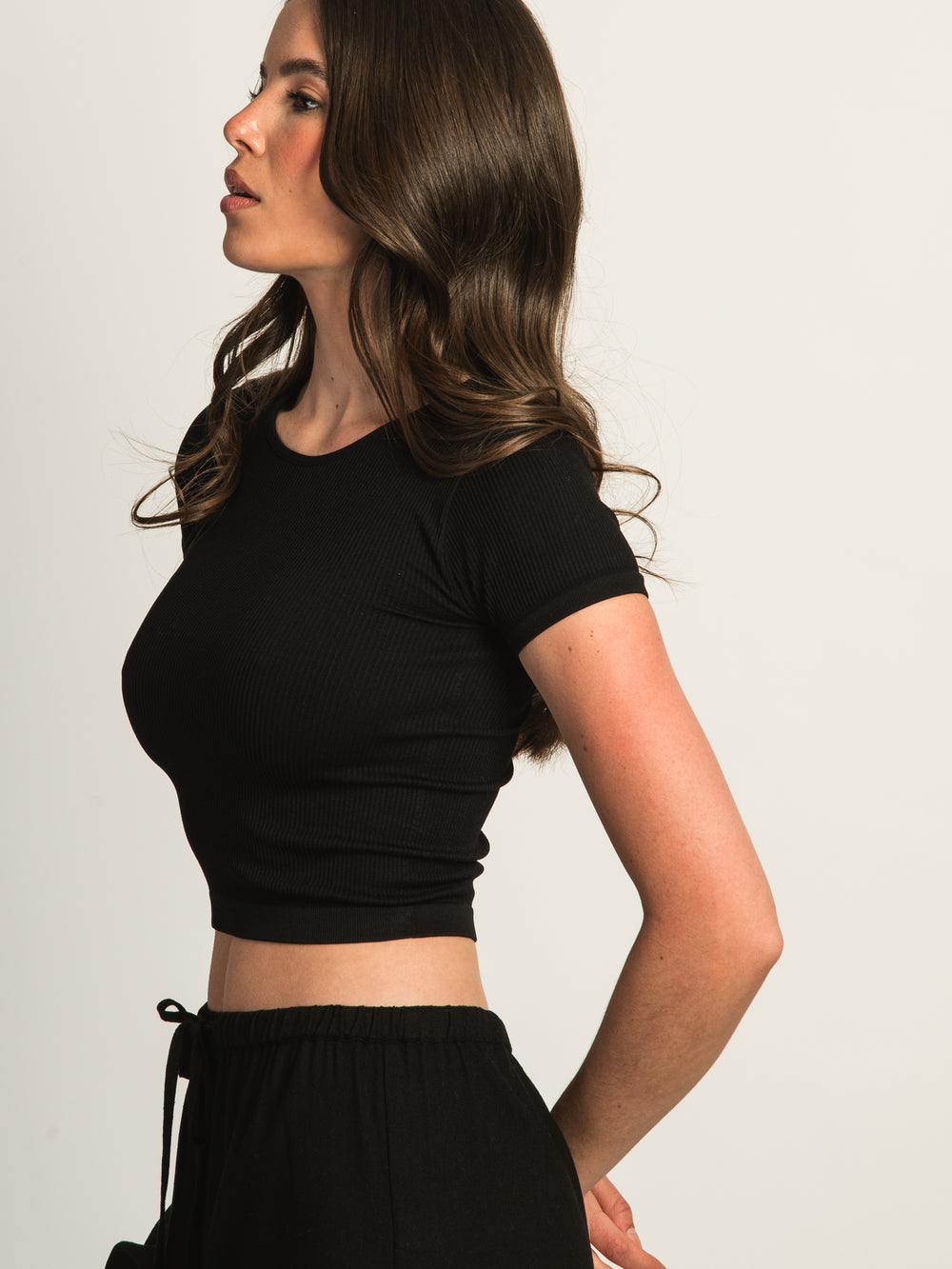 HARLOW RIBBED SEAMLESS TEE - BLACK