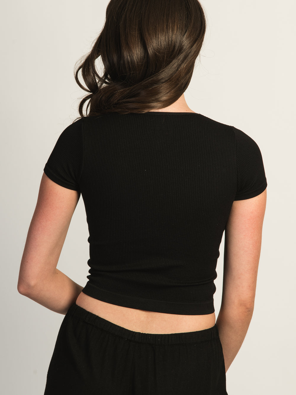 HARLOW RIBBED SEAMLESS TEE - BLACK