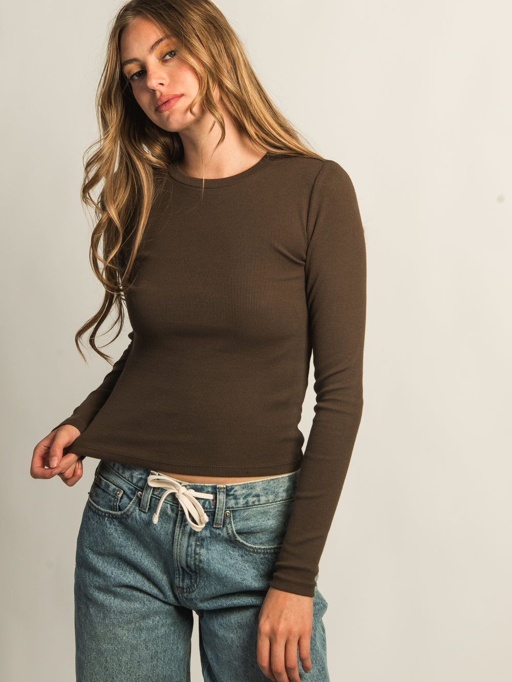 HARLOW ESSENTIAL CREWNECK LONG SLEEVE TEE - CHOCOLATE