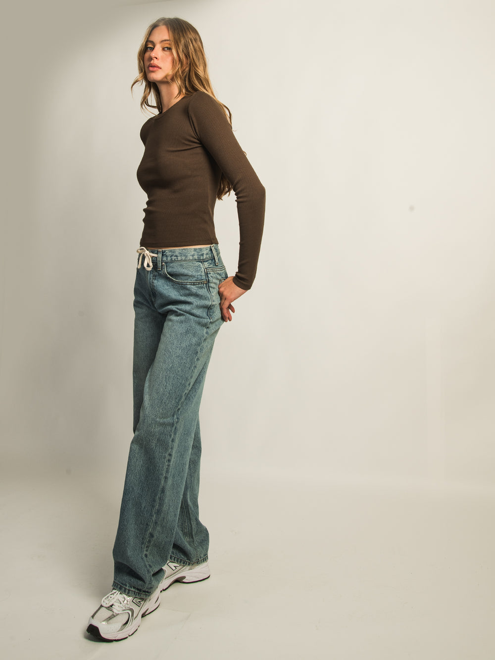 HARLOW ESSENTIAL CREWNECK LONG SLEEVE TEE - CHOCOLATE