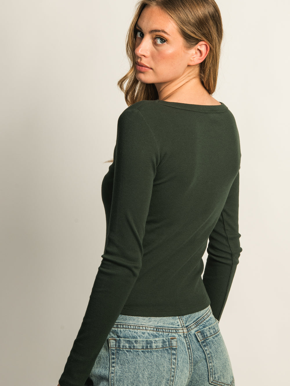 T-SHIRT ENCOLURE DÉGAGÉE HARLOW ESSENTIAL À MANCHES LONGUES - FORÊT