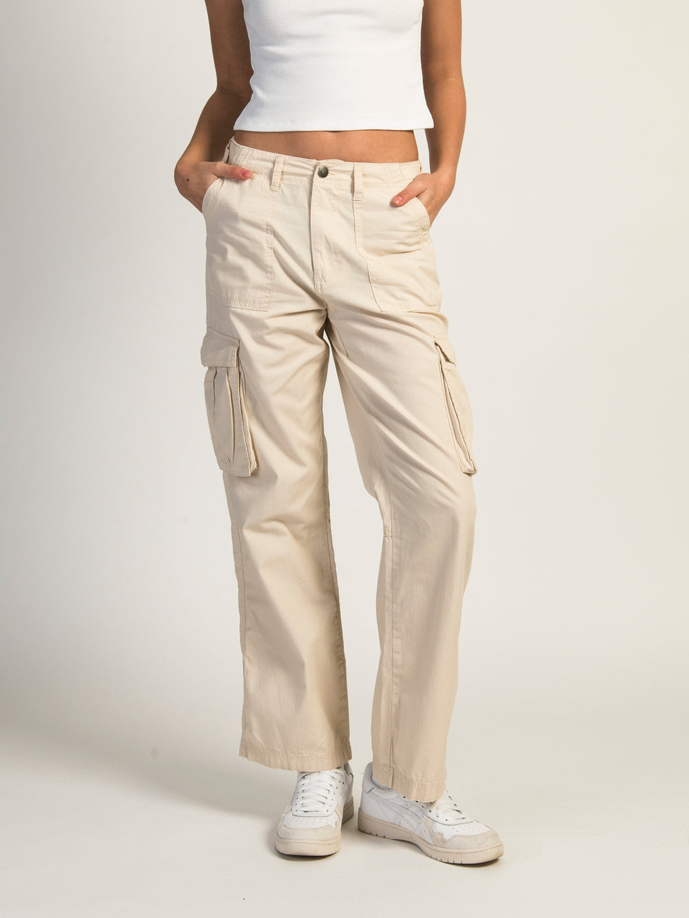 PANTALON CARGO HARLOW PAIGE - CASQUETTE BLANCHE - DÉGAGEMENT