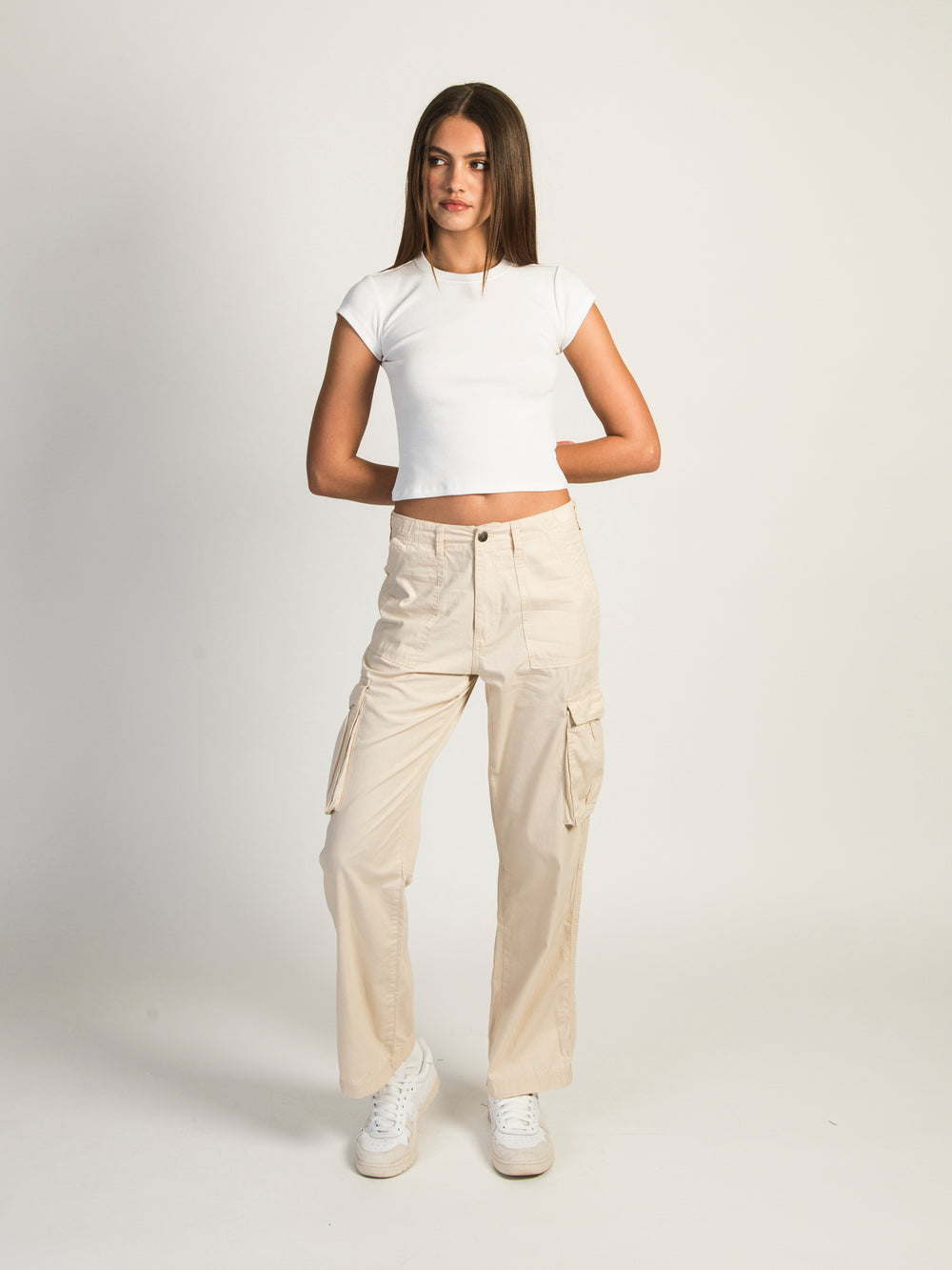 PANTALON CARGO HARLOW PAIGE - CASQUETTE BLANCHE - DÉGAGEMENT