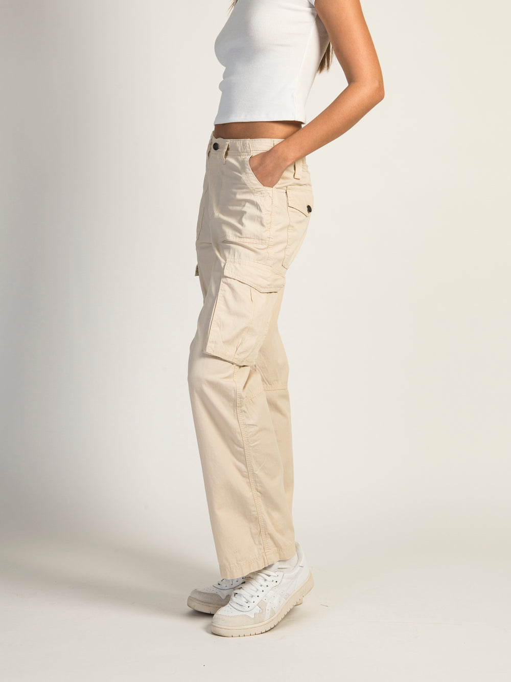 PANTALON CARGO HARLOW PAIGE - CASQUETTE BLANCHE - DÉGAGEMENT