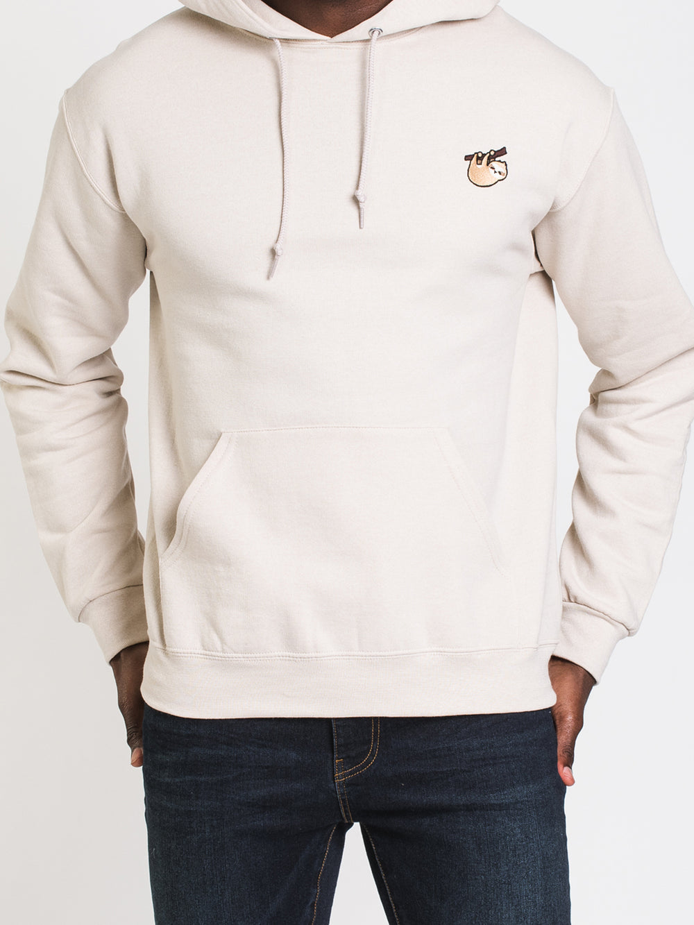 CHANDAIL À CAPUCHE UNISEXE BRODÉ SLOTH – SABLE - L