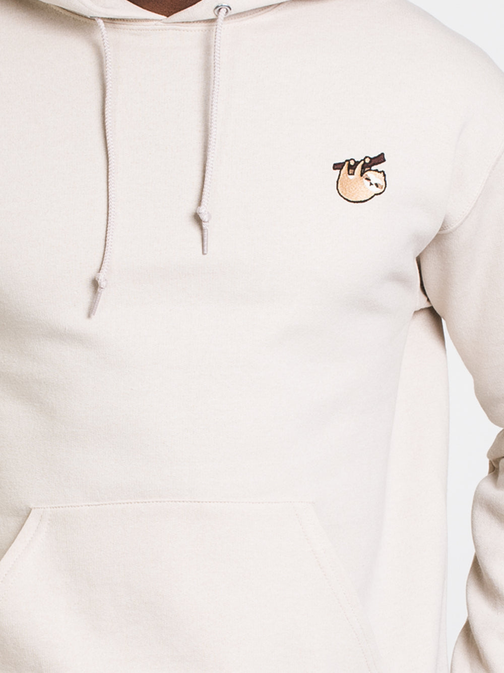 CHANDAIL À CAPUCHE UNISEXE BRODÉ SLOTH – SABLE - L