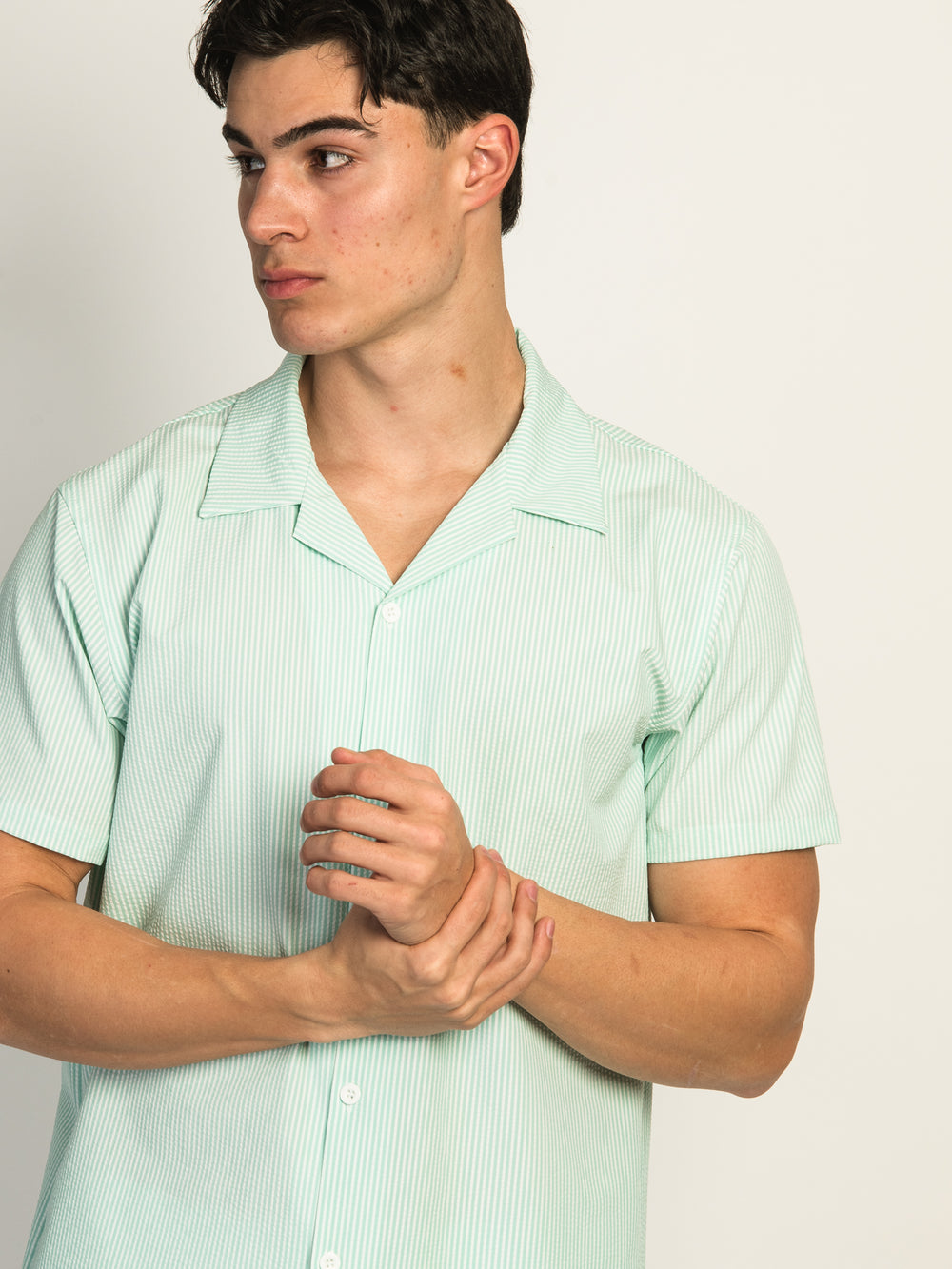 ISLAND HAZE SEERSUCKER SHORT SLEEVE WOVEN SHIRT - SKY BLUE