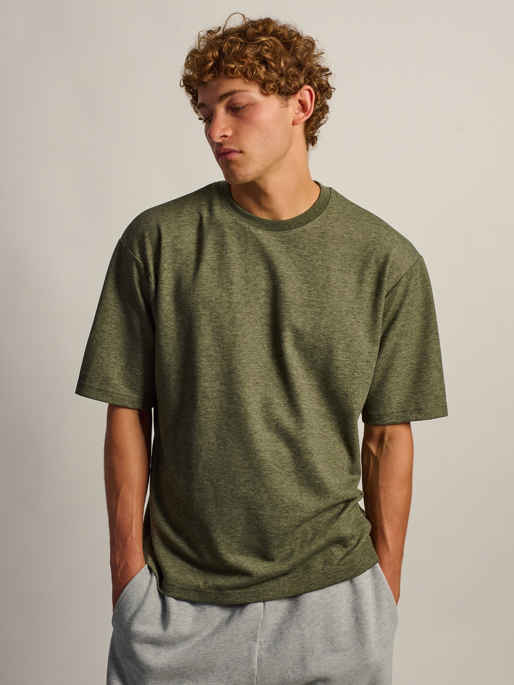 T-shirt KOLBY BOXY FIT - OLIVE CHINÉ
