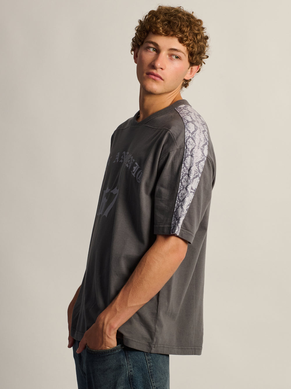 KOLBY LOOSE FIT FOOTBALL TEE - CHARCOAL