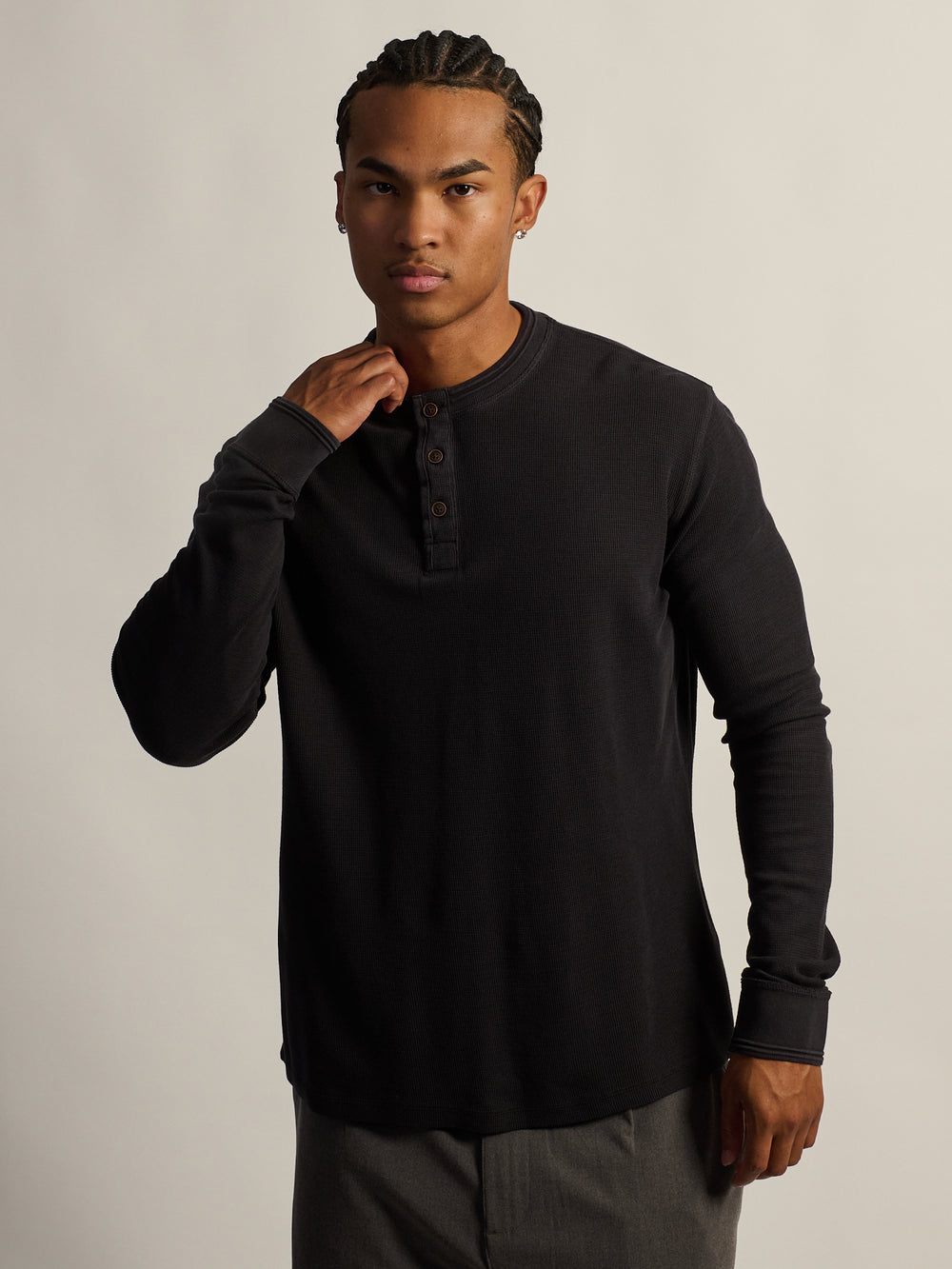 KOLBY TEXTURED WAFFLE HENLEY TEE - BLACK