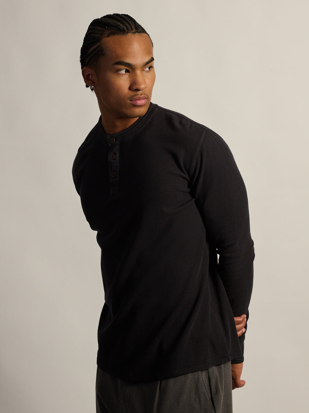 KOLBY TEXTURED WAFFLE HENLEY TEE - BLACK