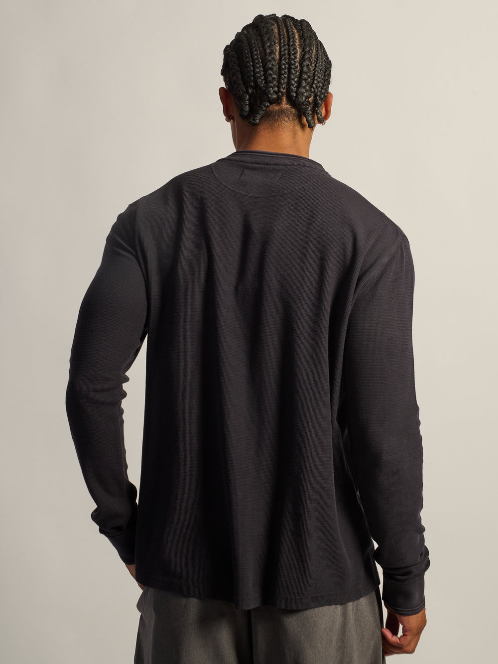 TEXTURED WAFFLE HENLEY - BLACK