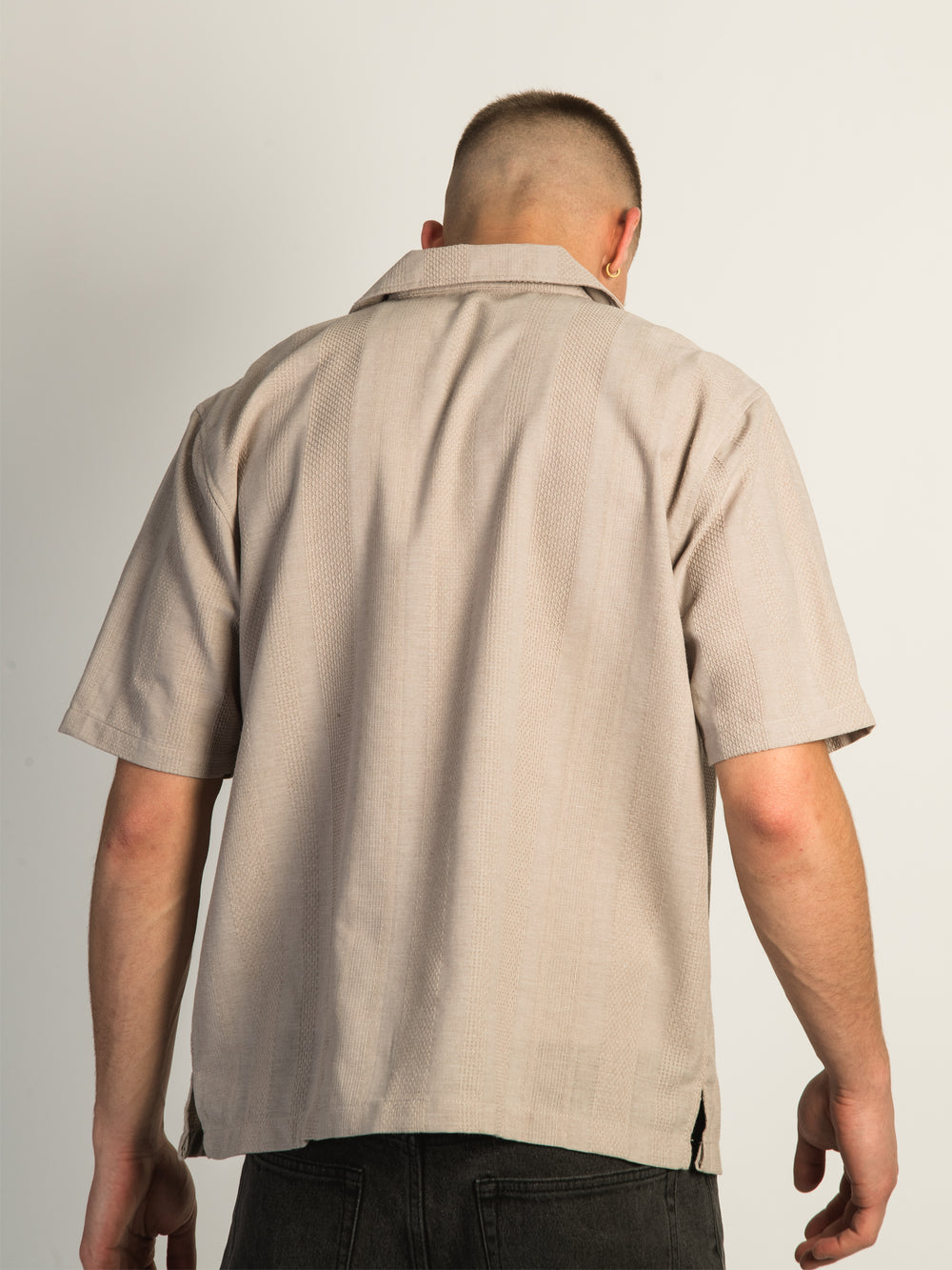 KOLBY BOXY FIT SHIRT - PEBBLE