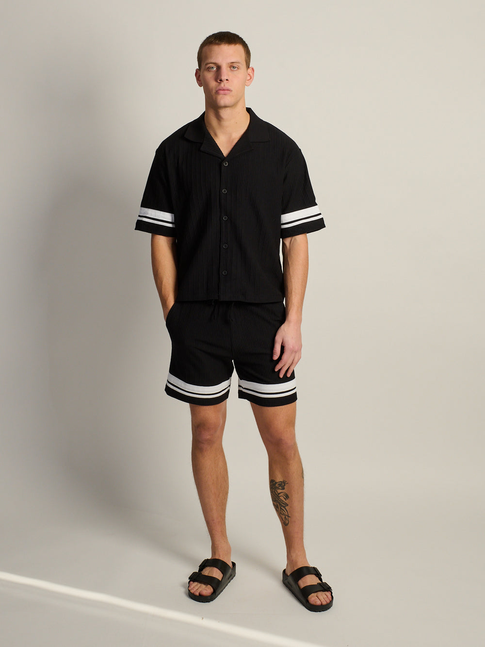 KOLBY SHORT CUT RIBBED BUTTON UP - BLACK