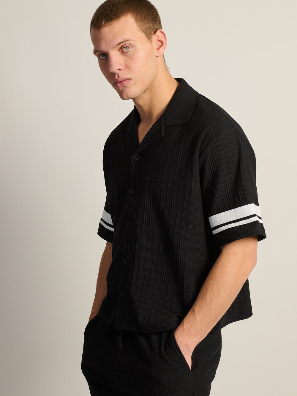 KOLBY SHORT CUT RIBBED BUTTON UP - BLACK