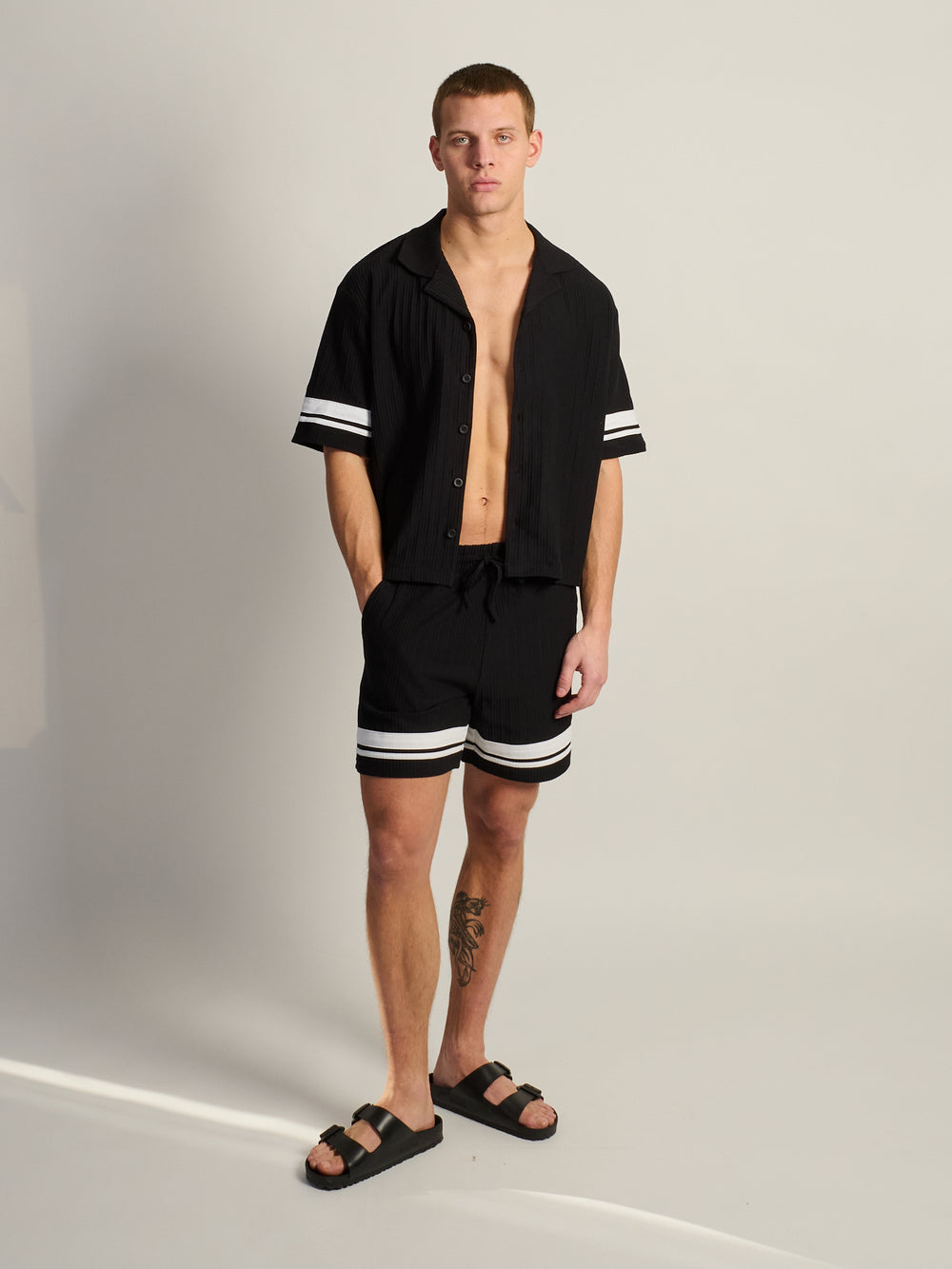 KOLBY SHORT CUT RIBBED BUTTON UP - BLACK