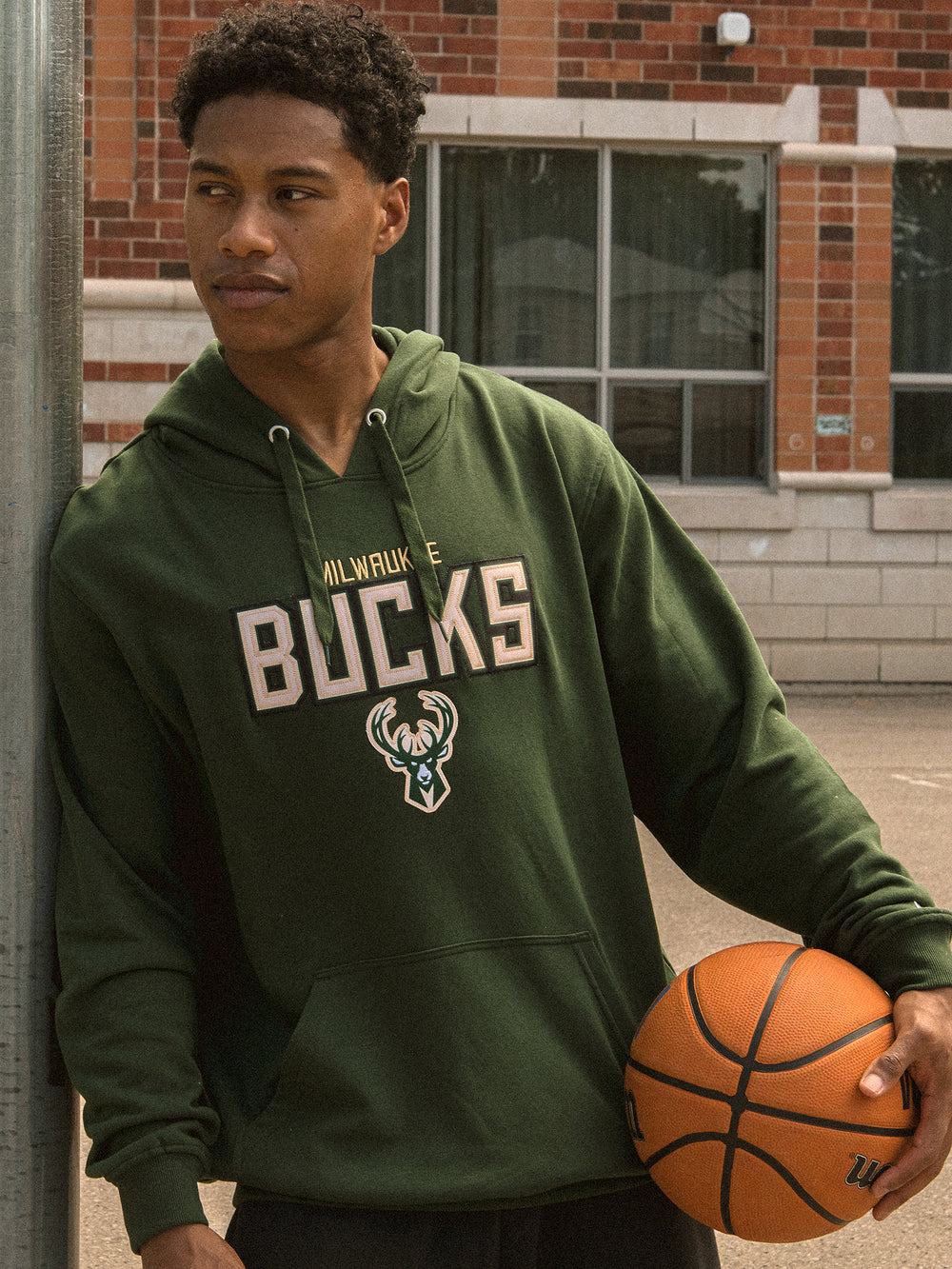 NBA MILWAUKEE BUCKS HARDWOOD PULL OVER