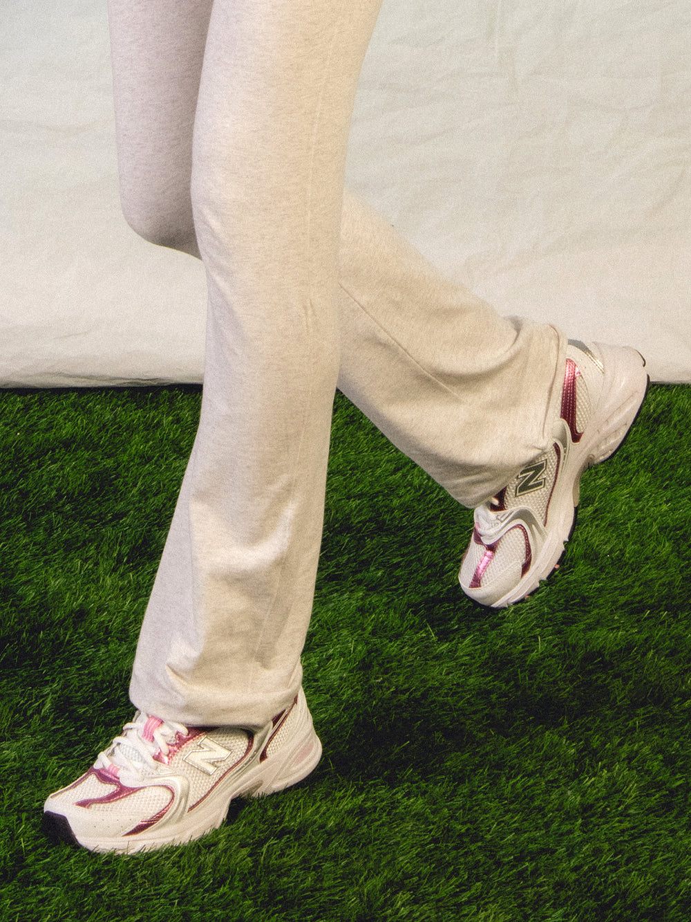 WOMENS NEW BALANCE THE 530 SNEAKER - WHITE/PINK