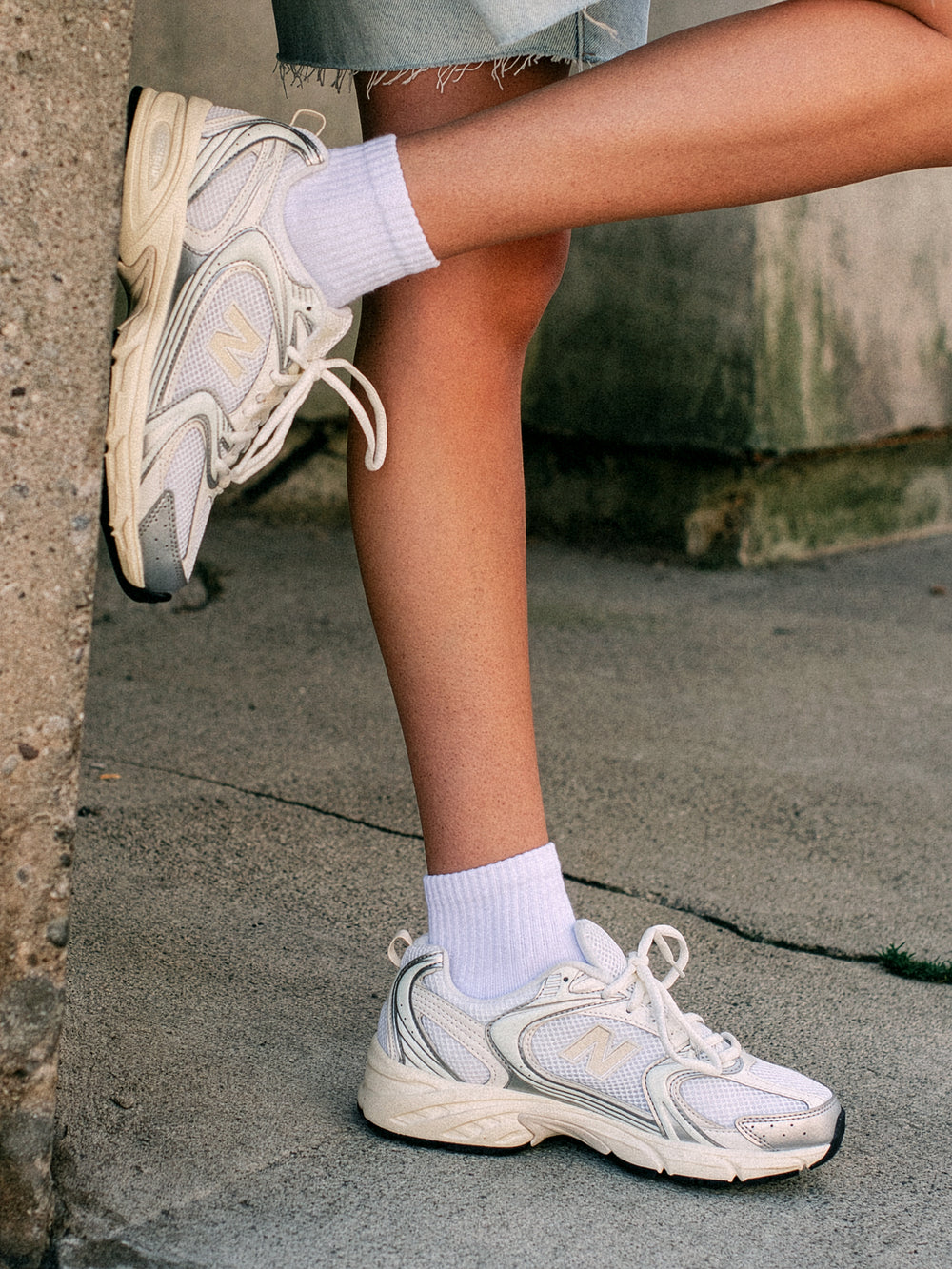 WOMENS NEW BALANCE THE 530 SNEAKER - SILVER METALLIC LINEN