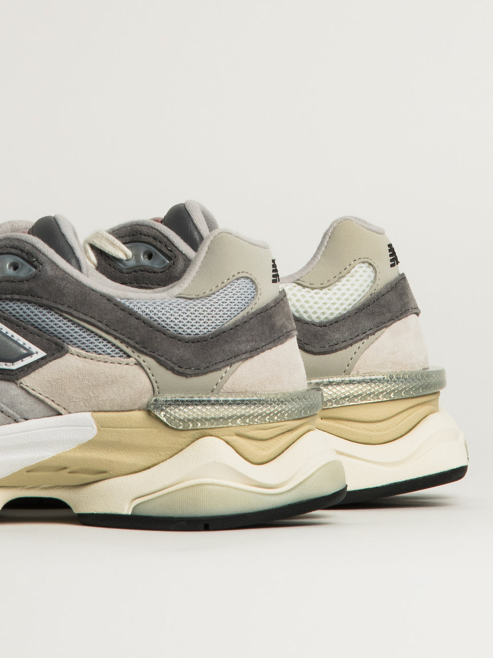WOMENS NEW BALANCE THE 9060 SNEAKER - GREY