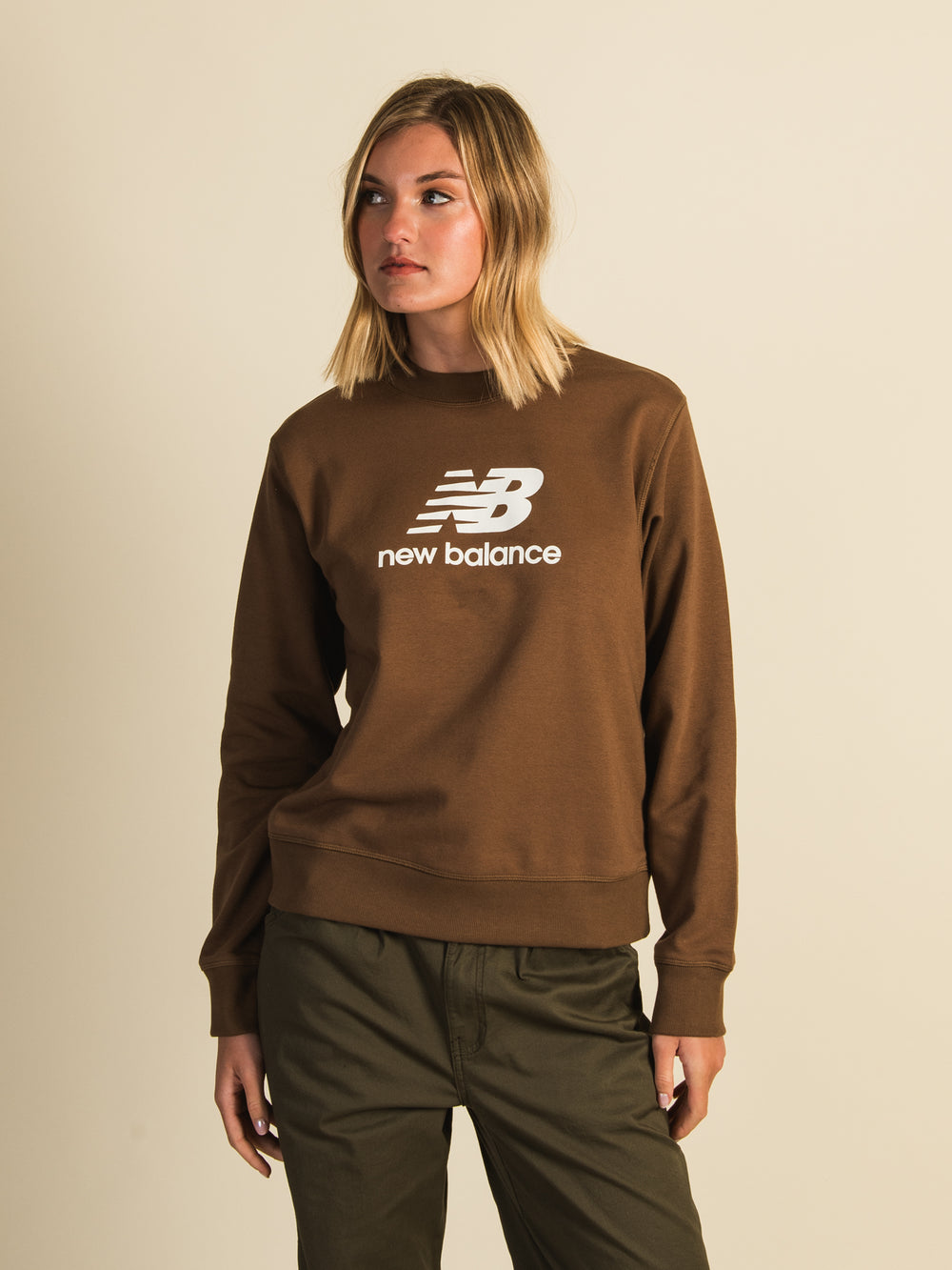NEW BALANCE ESSENTIALS STACKED LOGO CREW - CLEARANCE