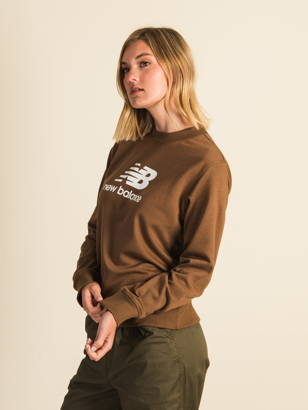NEW BALANCE ESSENTIALS STACKED LOGO CREW - CLEARANCE