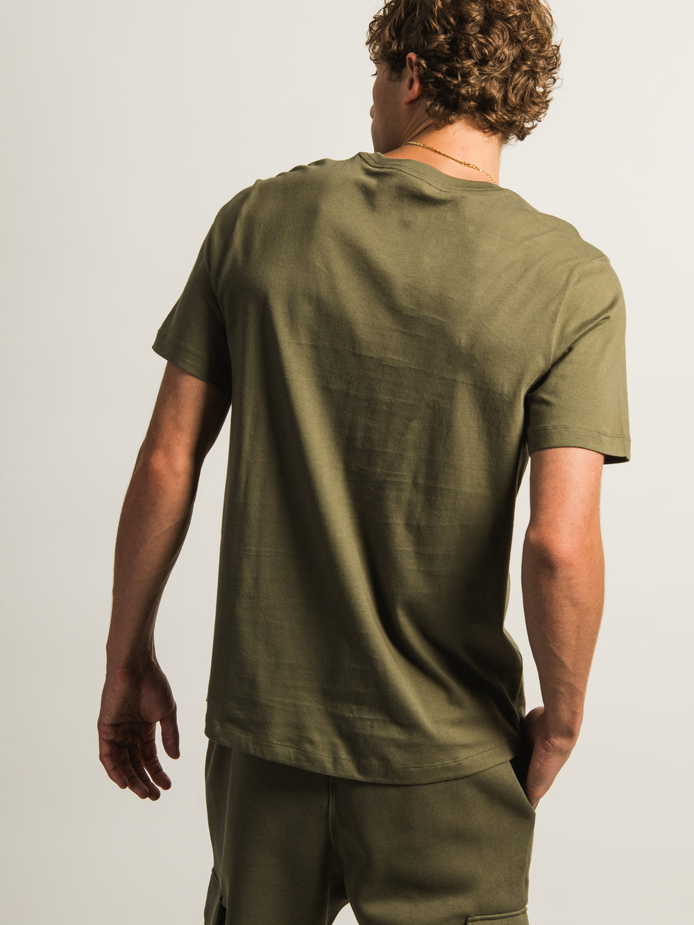 NIKE SPORTSWEAR CLUB T-SHIRT - OLIVE