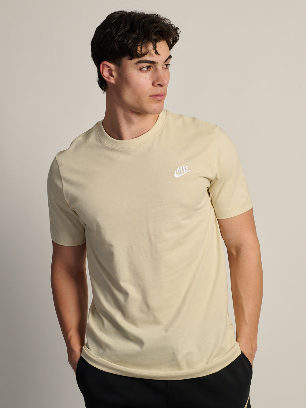 NIKE SPORTSWEAR CLUB T-SHIRT - LIGHT KHAKI