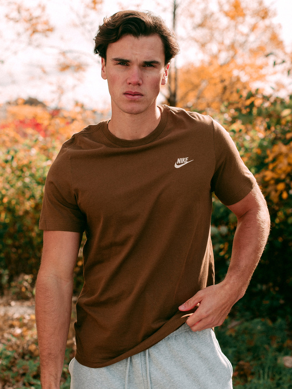 NIKE SPORTSWEAR CLUB T-SHIRT - BROWN