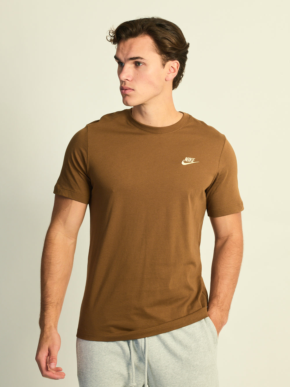 NIKE SPORTSWEAR CLUB T-SHIRT - BROWN