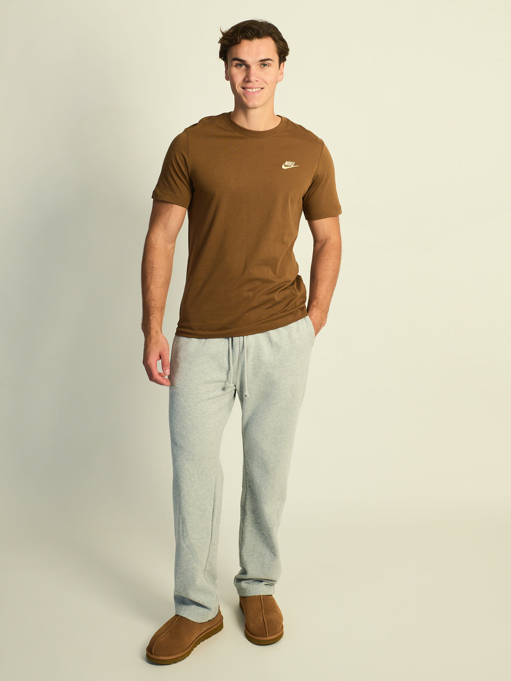 NIKE SPORTSWEAR CLUB T-SHIRT - BROWN