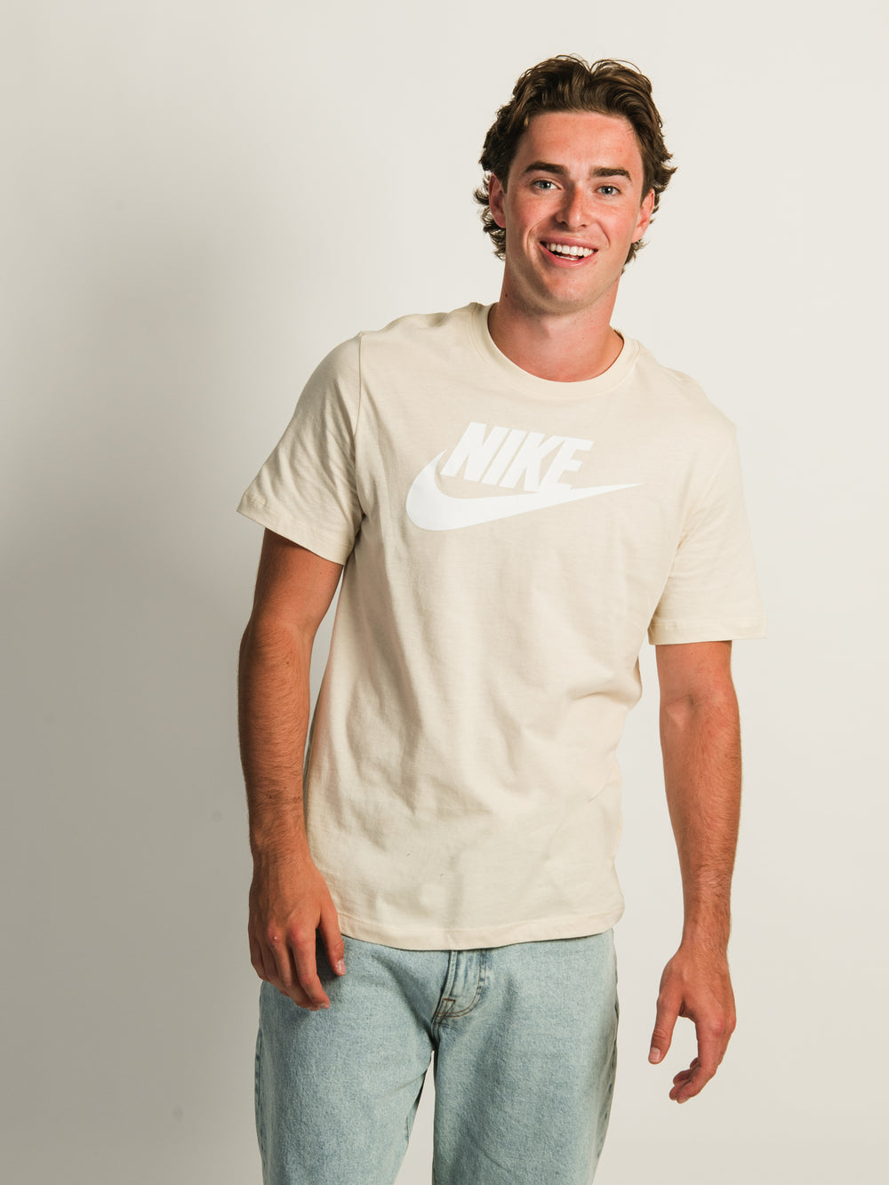 T-SHIRT NIKE SPORTSWEAR CLUB – KHAKI CLAIR