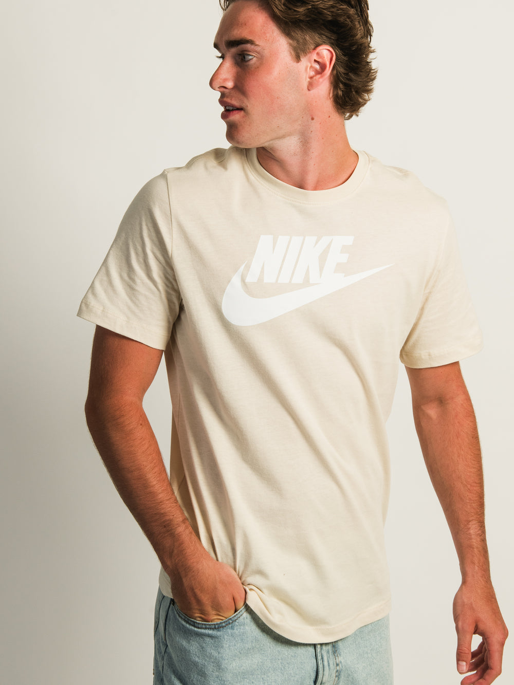 T-SHIRT NIKE SPORTSWEAR CLUB – KHAKI CLAIR