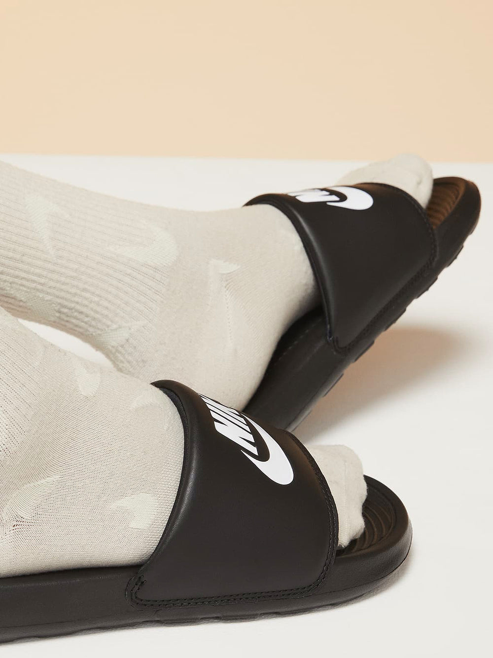 WOMENS NIKE VICTORI ONE SLIDES - BLACK/WHITE