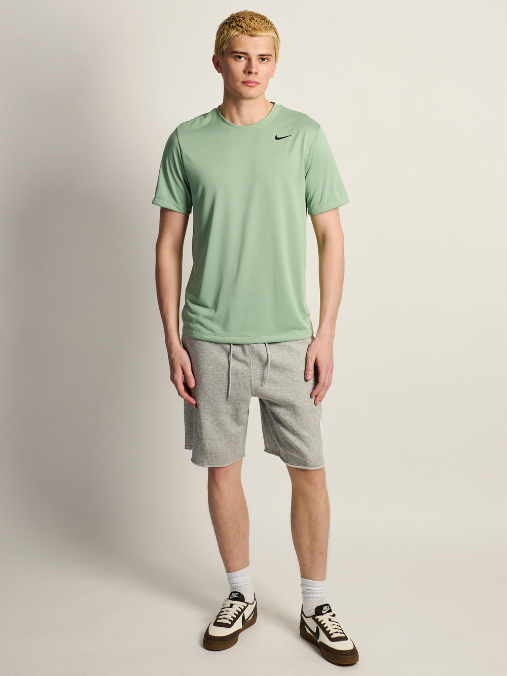 T-SHIRT NIKE FITNESS - SAUGE